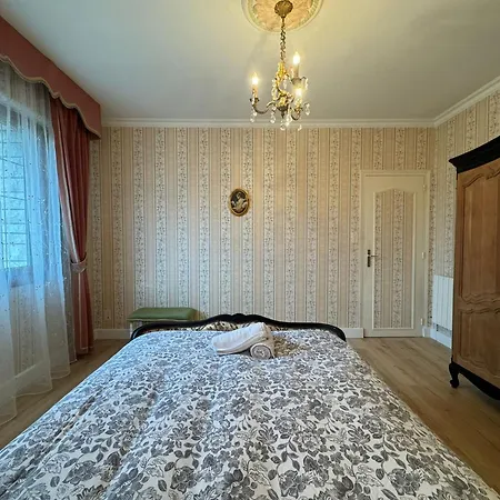 Dom wakacyjny House In Near Le Mans Circuit *